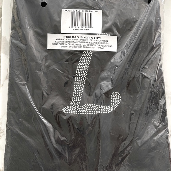 ❄️ Black Glitzy ‘L’ Scarf with Fringe, NWT - Picture 3 of 4